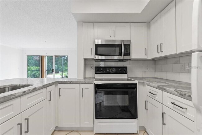 Foto del edificio - 2400 Feather Sound Dr