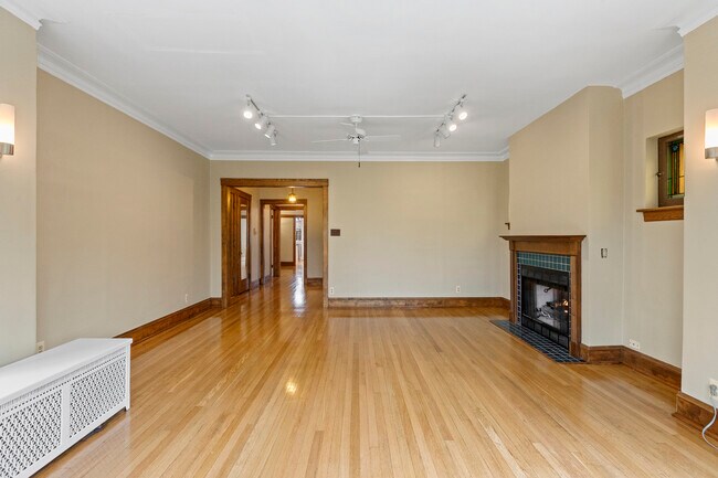 Foto del edificio - 6645 N Greenview Ave