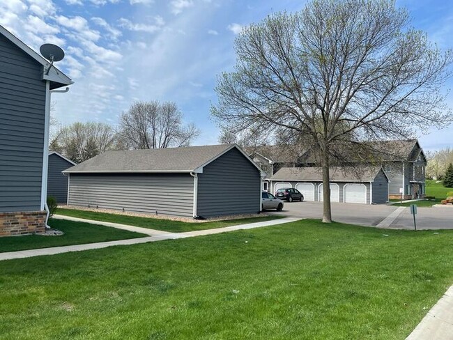 Foto del edificio - Chanhassen Town Home, All New Carpet/Floor...