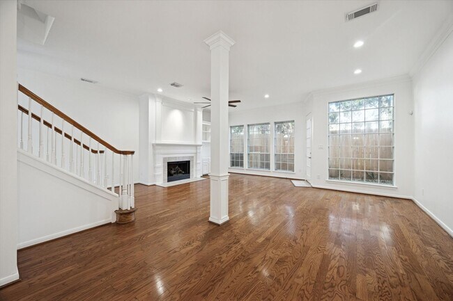 Building Photo - Beautiful Home Near University of St. Thomas