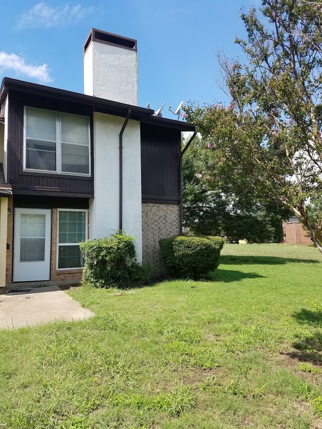 Foto del edificio - 228 Rolling Hills Pl