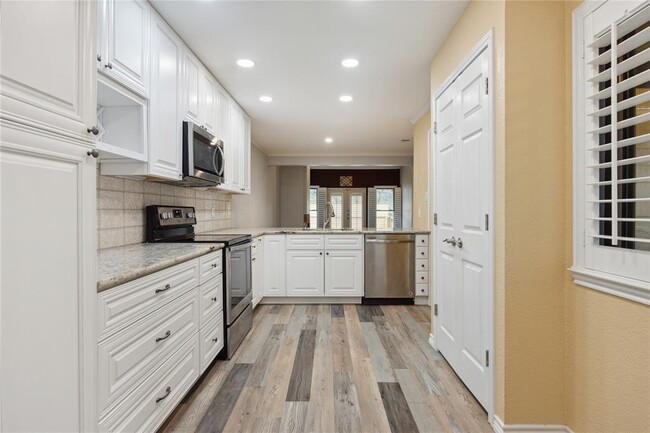 Building Photo - 7211 Lakewood Dr