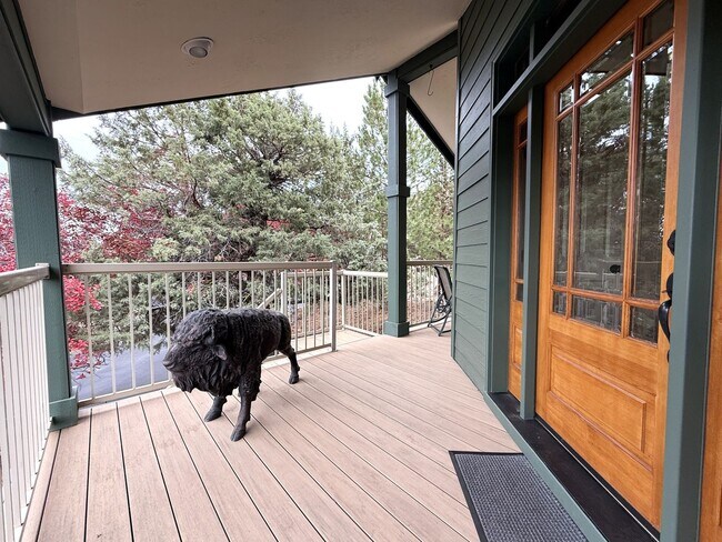 Building Photo - GORGEOUS EAGLE CREST HOME WITH TONS OF AMENITITES!
