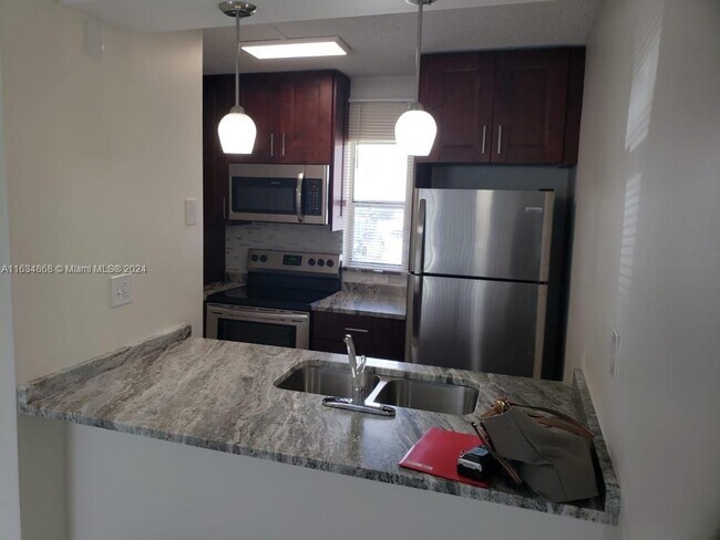 Foto del edificio - 9909 Twin Lakes Dr