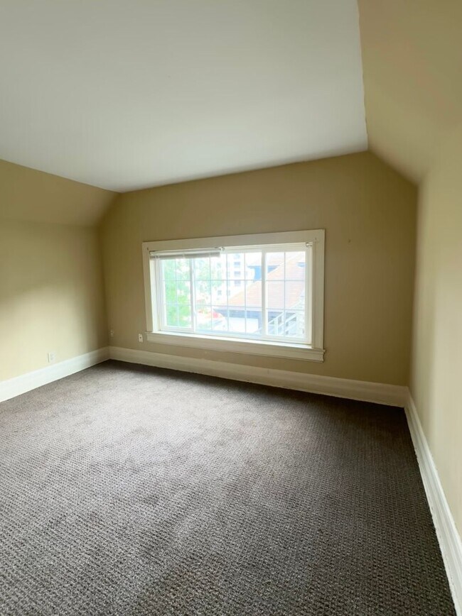 Building Photo - 112 N 38th Ave