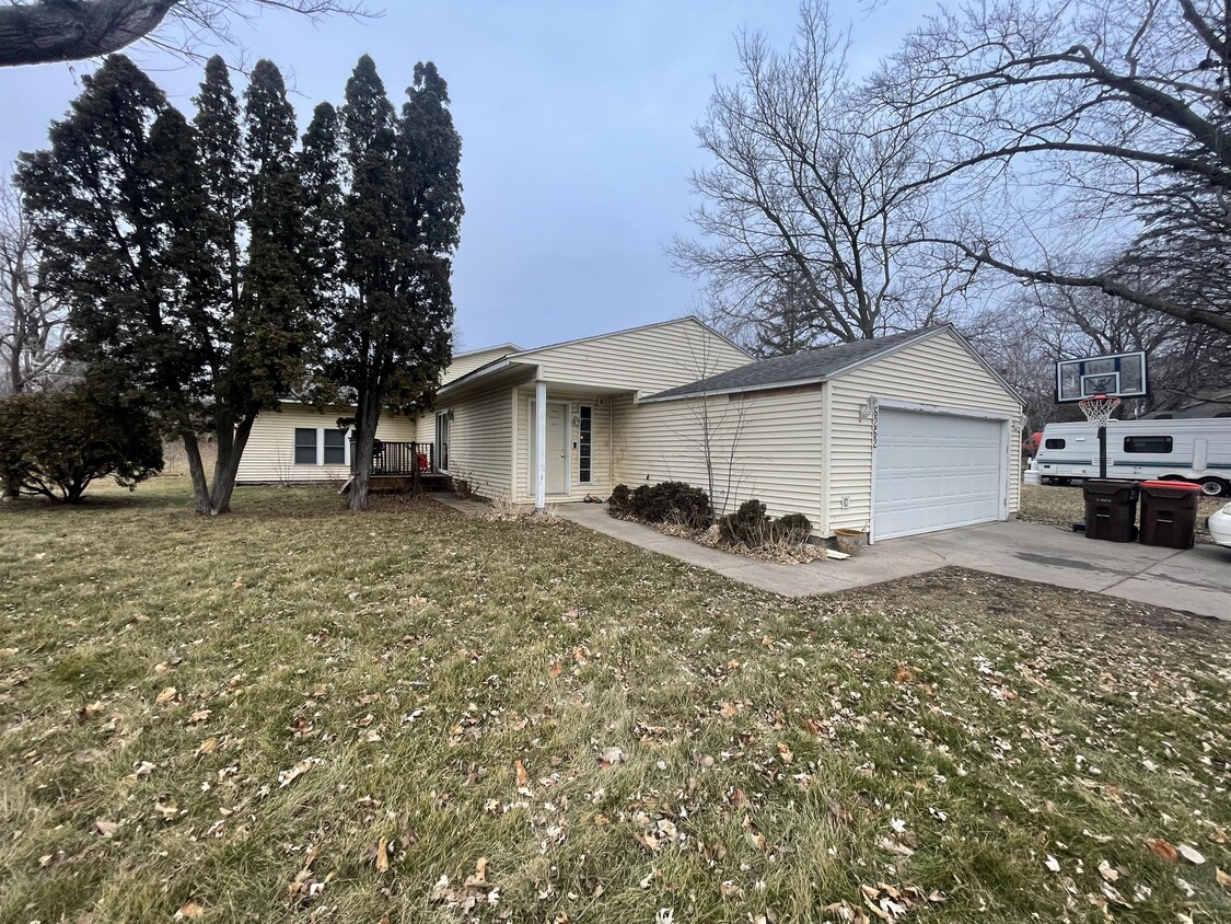 Foto principal - 6262 7th St N