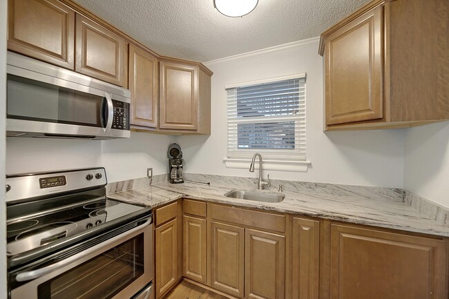 Building Photo - 867 Colony Dr