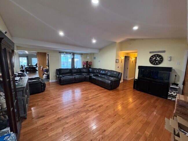 Foto del edificio - Beautifully Remodeled 4 bedroom off the River in town