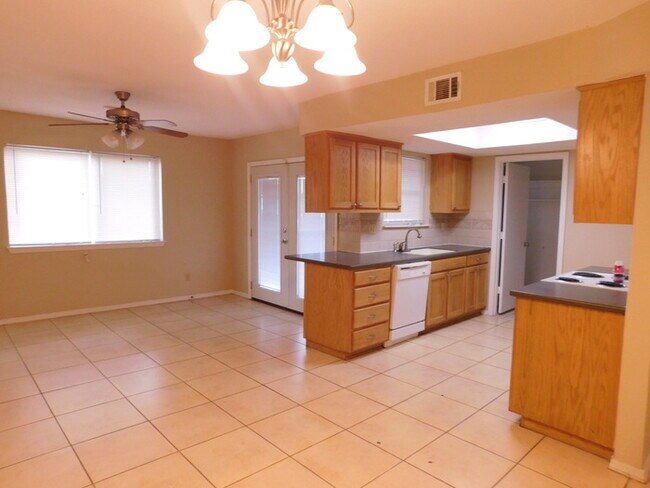 Building Photo - Arlington 3/2.5/2 home on corner lot