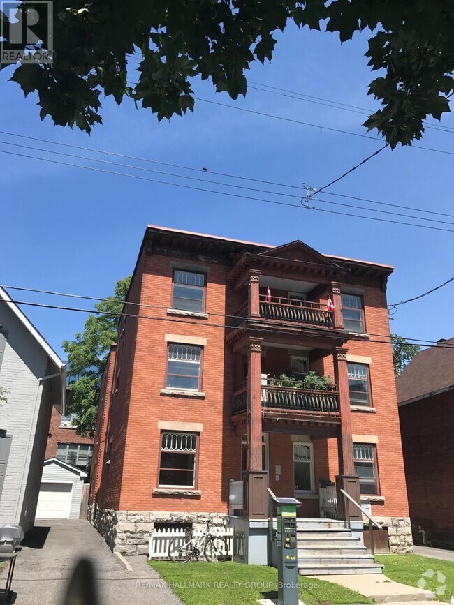 Building Photo - 421-421 Lisgar St