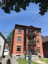 Building Photo - 421-421 Lisgar St