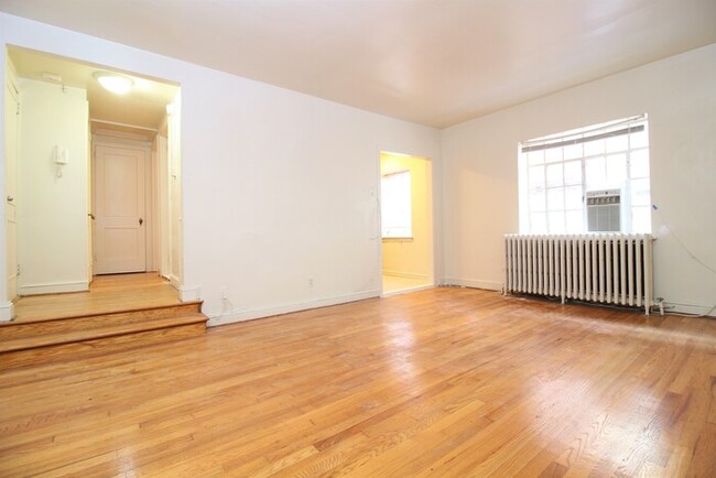 Building Photo - Rittenhouse 1 BR, Updated kitchen + bath, ...
