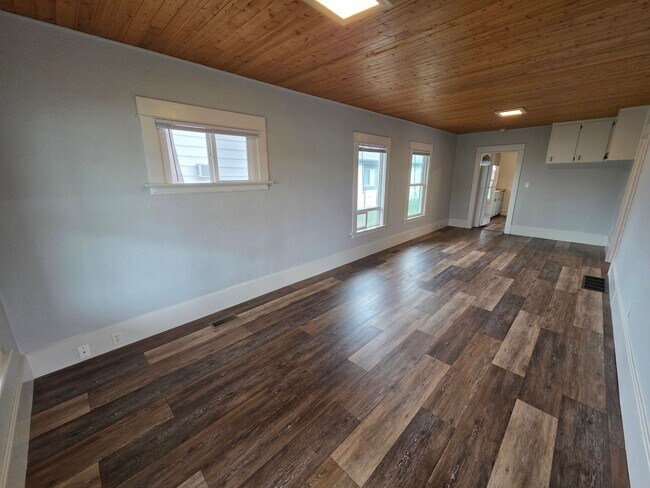 Building Photo - Beautifully Remodeled Home