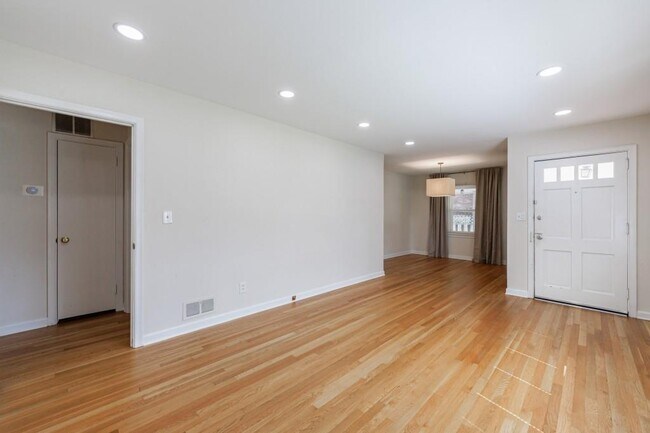 Foto del edificio - 1238 Lindenwood Ln NE