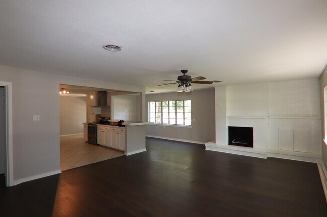 Foto del edificio - 4804 Folsom Dr