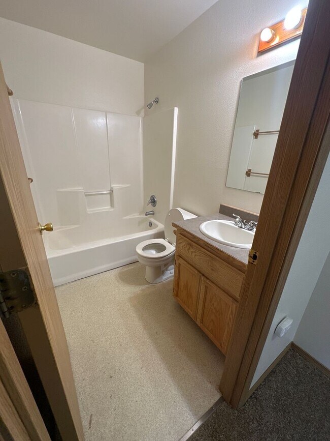 Building Photo - Townhouse Close to COCC! All Appliances, W/D Hook-up, Attached Garage, Water/Sewer paid!