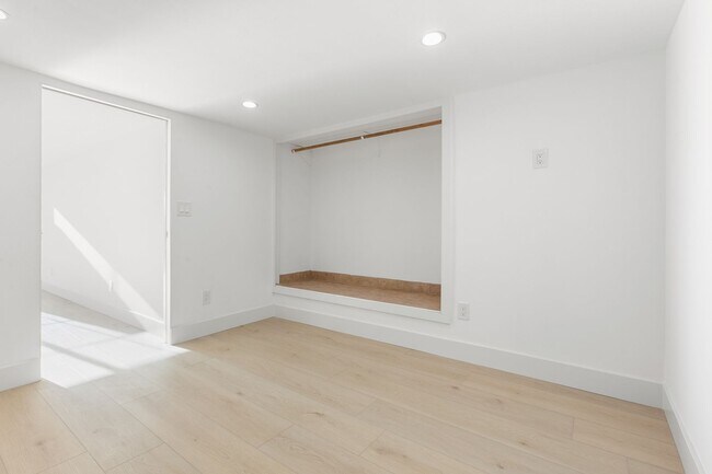 Building Photo - Updated Garden 2 BR Apartment in Heart of ...