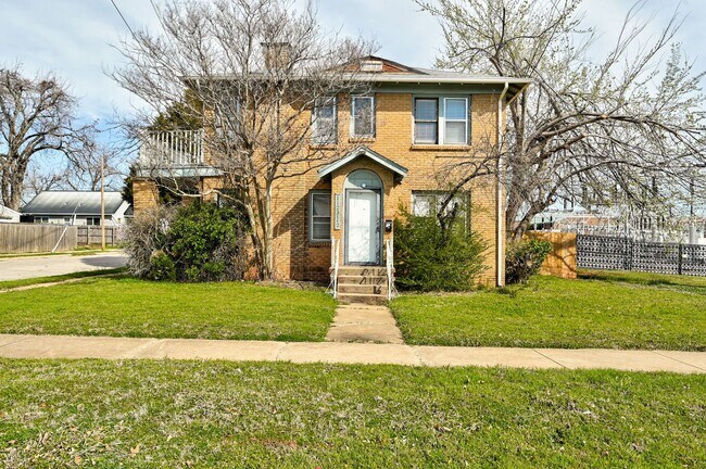 Building Photo - Charming 2-Bed, 1-Bath Upstairs Duplex Near the Paseo District * * * $350 MOVE-IN SPECIAL * * *