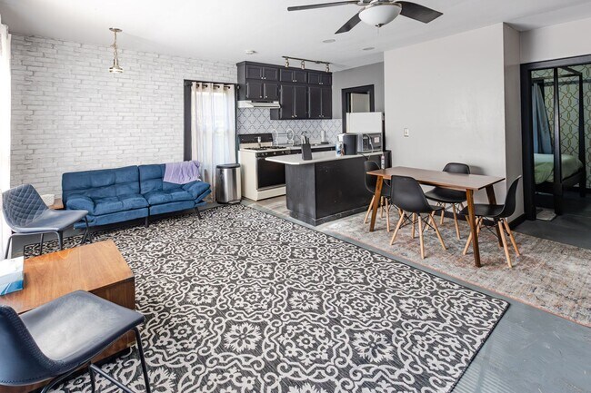 Foto del edificio - Fully Furnished Apartment in Historic Tracy Park