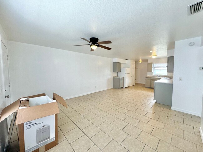 Building Photo - 2542 Elm Ave