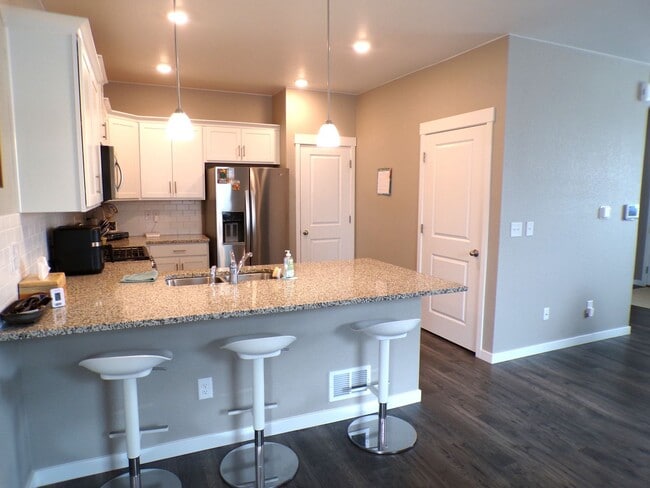 Building Photo - Horizon Uptown Living! 3 Bed 2.5 Bath