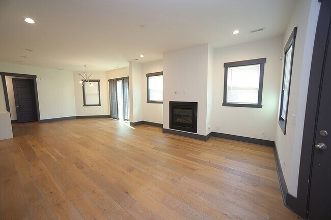 Foto del edificio - Sleek! Sophisticated! One of a Kind!