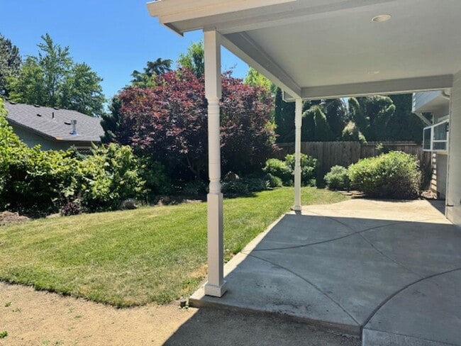 Building Photo - NEW TO MARKET/ LARGE 2 STORY HOME ON PRIVA...