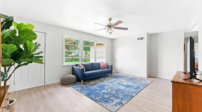 Foto del edificio - Modern Upscale Flair Home Near Davis Park!