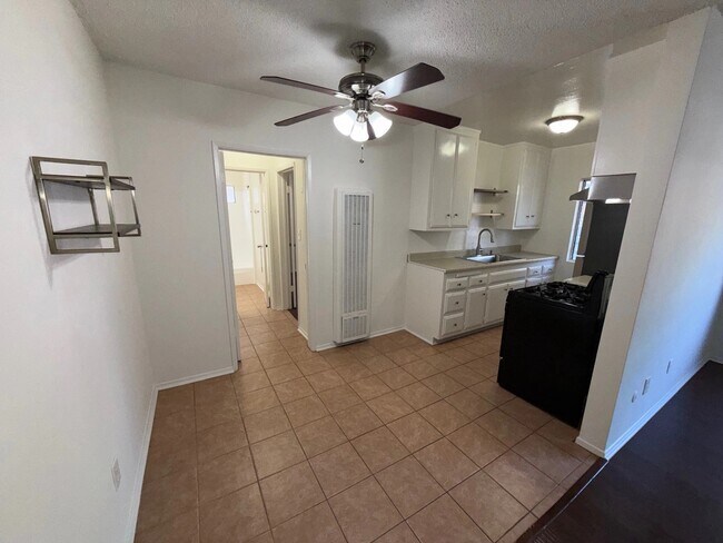 Foto del edificio - 1114 W 18th St