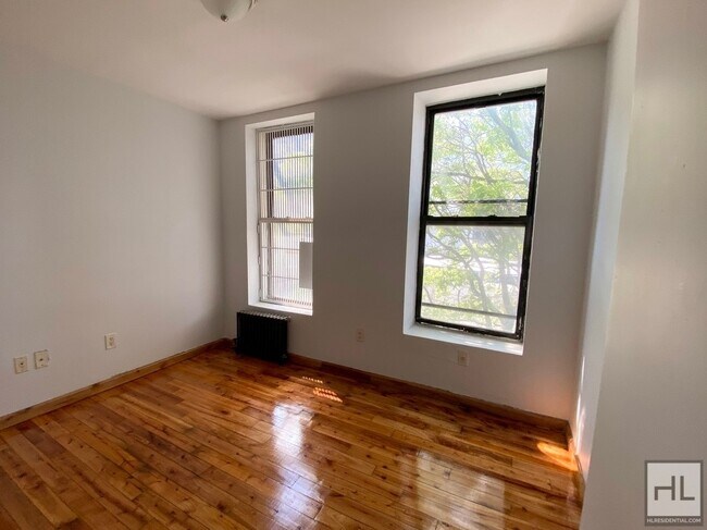 Building Photo - Cozy no fee 2 bedroom in Hudson Yards!