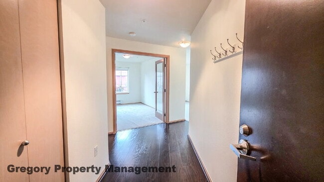 Foto del edificio - Sunny Capitol Hill 2 BR 1.5 BA Condo with Garage Parking Included & Skyline Views!