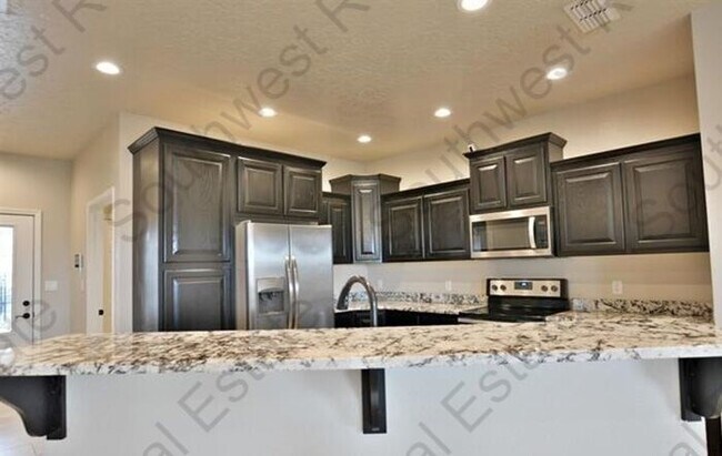 Building Photo - Spacious 3 bedroom, 2 bathroom home