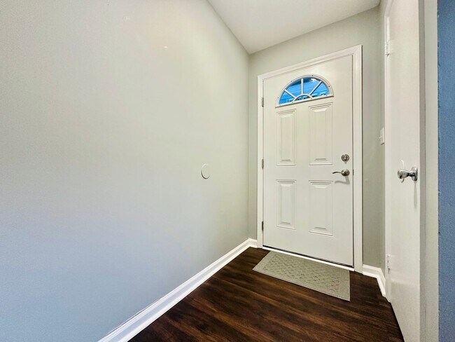Building Photo - Newly Renovated 2 Bed, 2.5 Bath Chapel Hil...