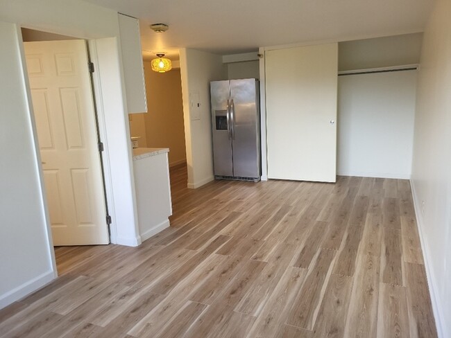 Building Photo - Convenient Studio in Century Park Plaza – ...