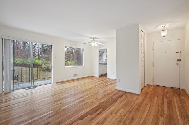 Foto del edificio - Spacious Walk Up in Parkside N. Bethesda I...