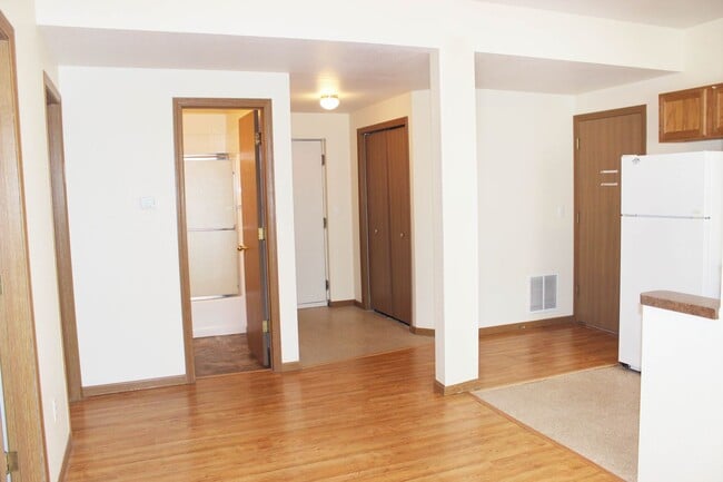 Building Photo - 526 S Whitcomb St