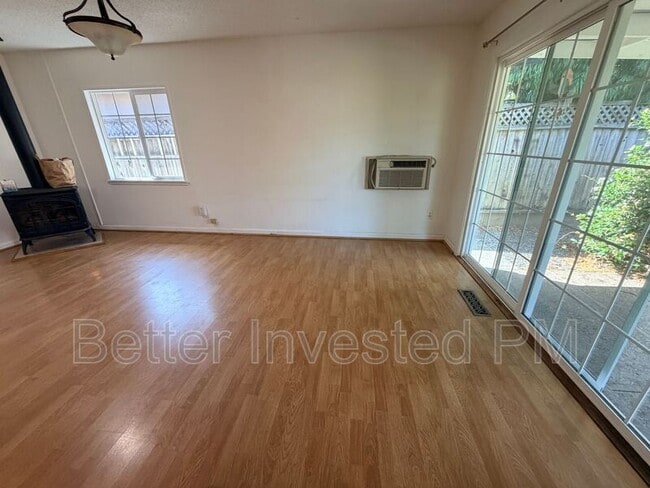 Building Photo - 1713 Mariposa Dr