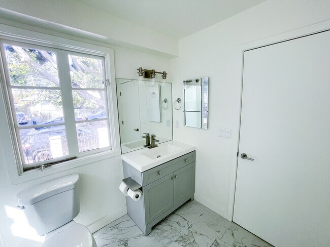Foto del edificio - 1454 W 22nd St