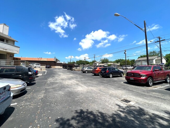 Foto del edificio - 2500 Burleson Rd