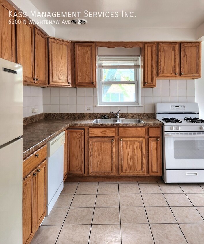 Primary Photo - Spacious 3 bedroom flat in West Ridge with...