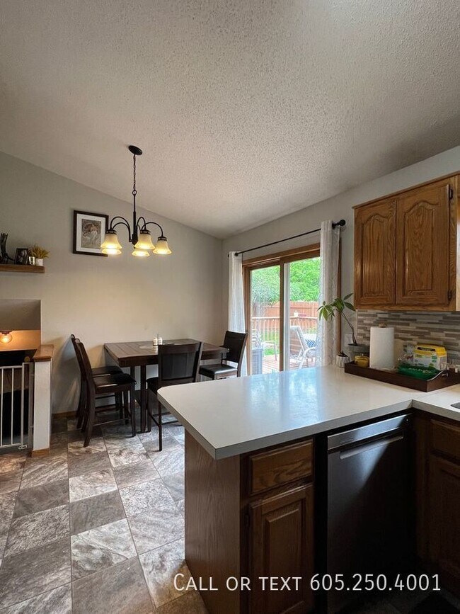 Building Photo - Charming 4 Bedroom, 2 Bathroom Home w/ 2-S...