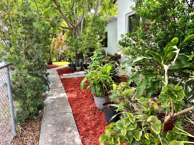 Foto del edificio - 1933 SW 17th Ct