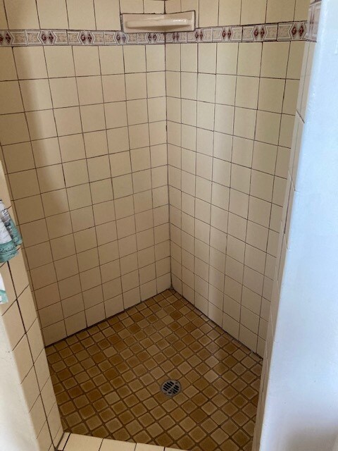 shower - 6335 Gifford Ave