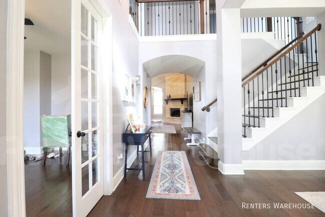Foto del edificio - Stunning 5 bedroom 4 baths in ideal locati...