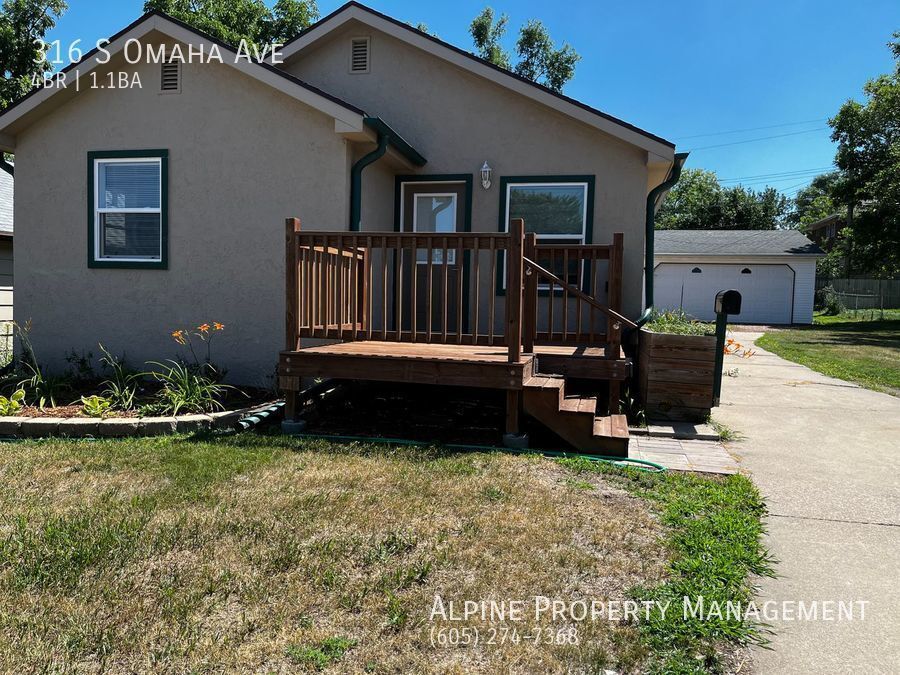 4 Bed/1.5 Bath with Triple Stall Garage! House for Rent in Sioux