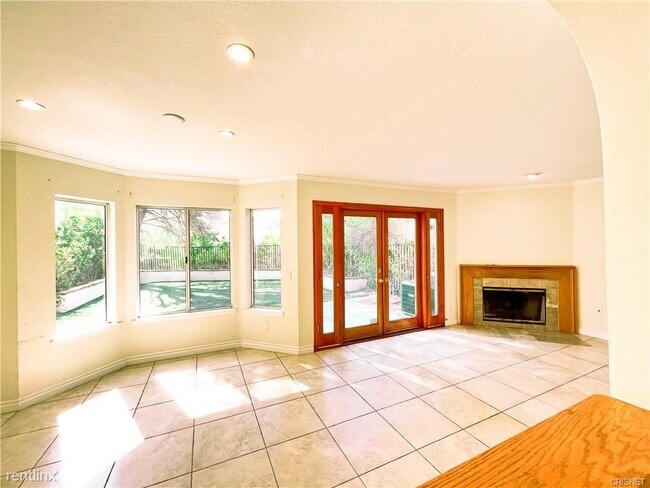 Building Photo - 3 br, 3 bath Townhome - 5950 Ruthwood Dr