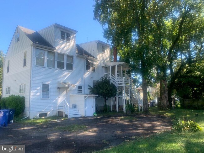 Foto del edificio - 915 Stone Rd