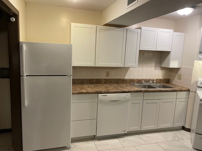 Building Photo - 3102 Alpine Dr