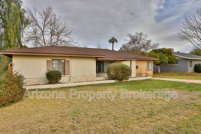 Building Photo - 4640 E Oak St