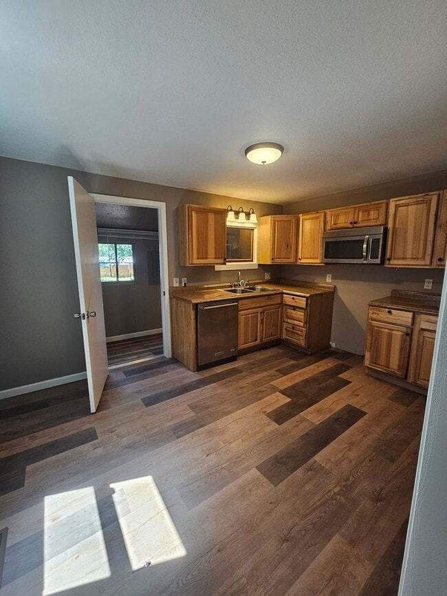 Building Photo - 2 bedroom | 1 bathroom | 1 car detached shop or garage | Large lot | Pets welcome!